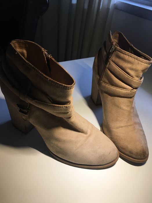 Botins camurça cor beije da Bershka