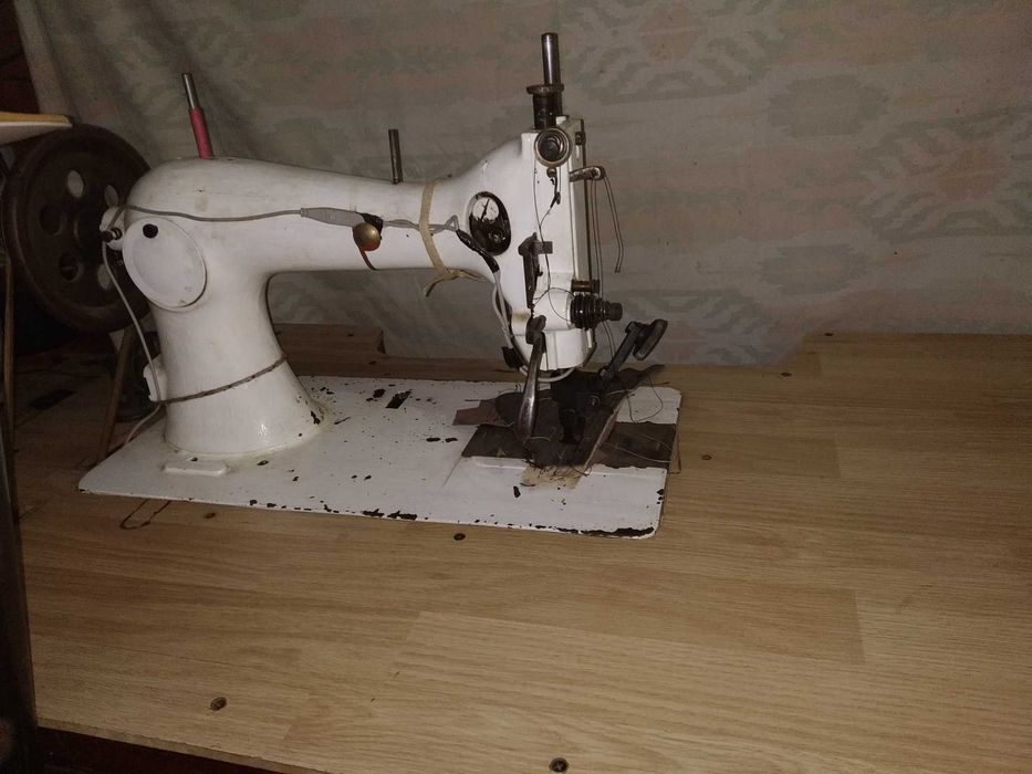 Продам швейну машину 23 клас.