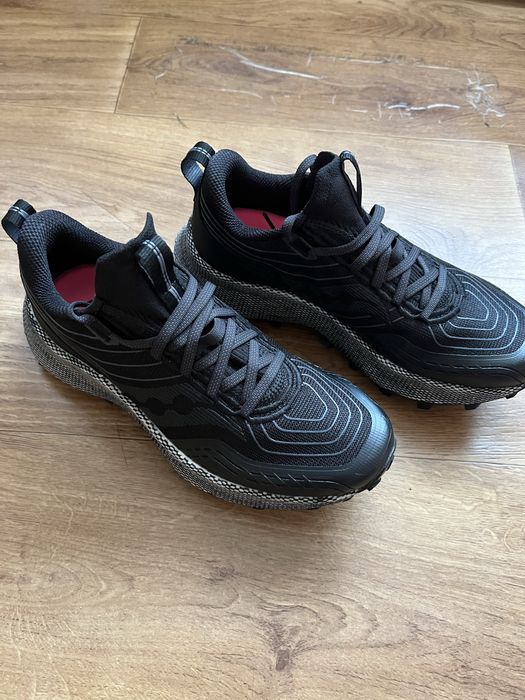 Продам  жіночі кросівки.Чорного кольору.Розмір 40 Маломіри.