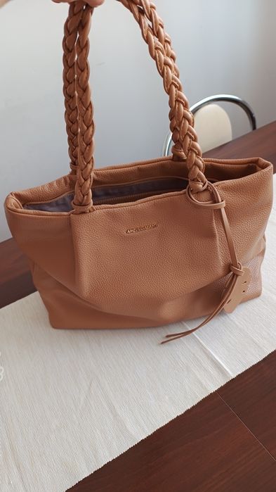 Beżowa torebka z plecionymi uchwytami