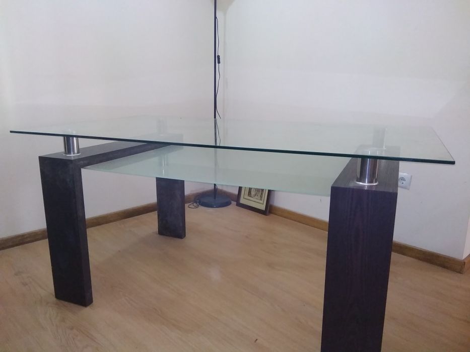 Mesa com seis cadeiras de sala