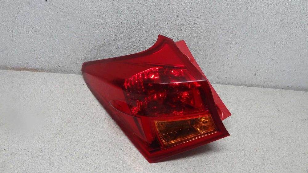 Toyota auris II 12-15 HB lampa tył lewa