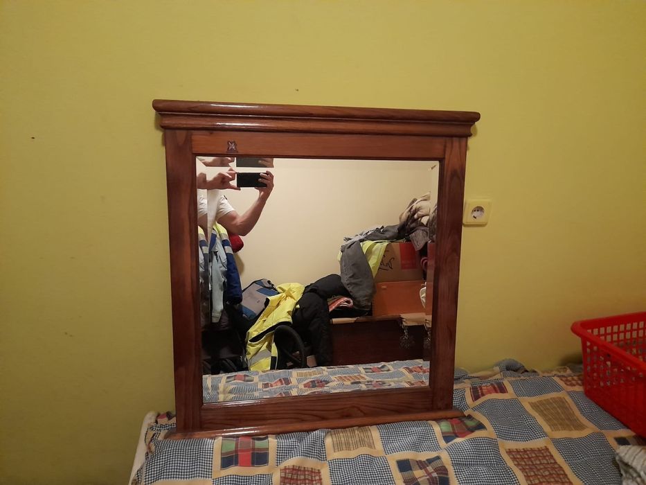 Espelho com moldura em madeira