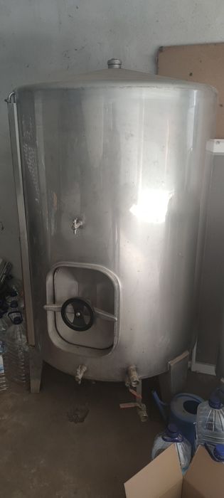 2 cubas em inox, 1000 litros e 250 litros.