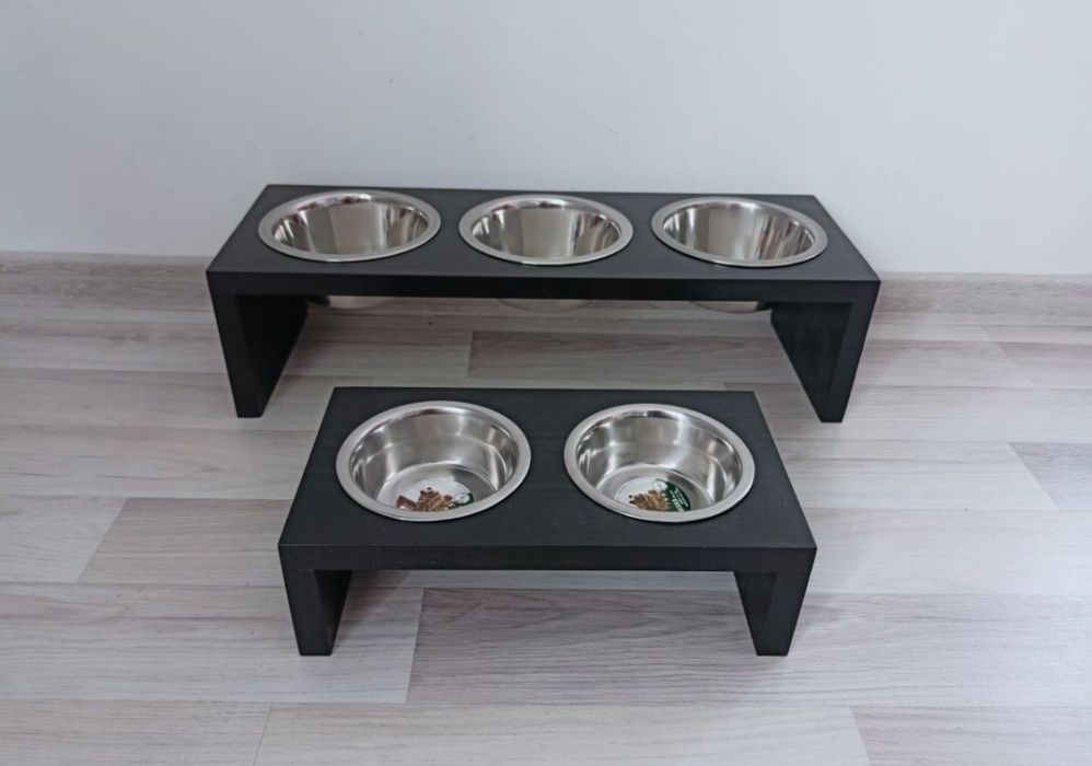 Stojak drewniany z miskami dla  dużego psa