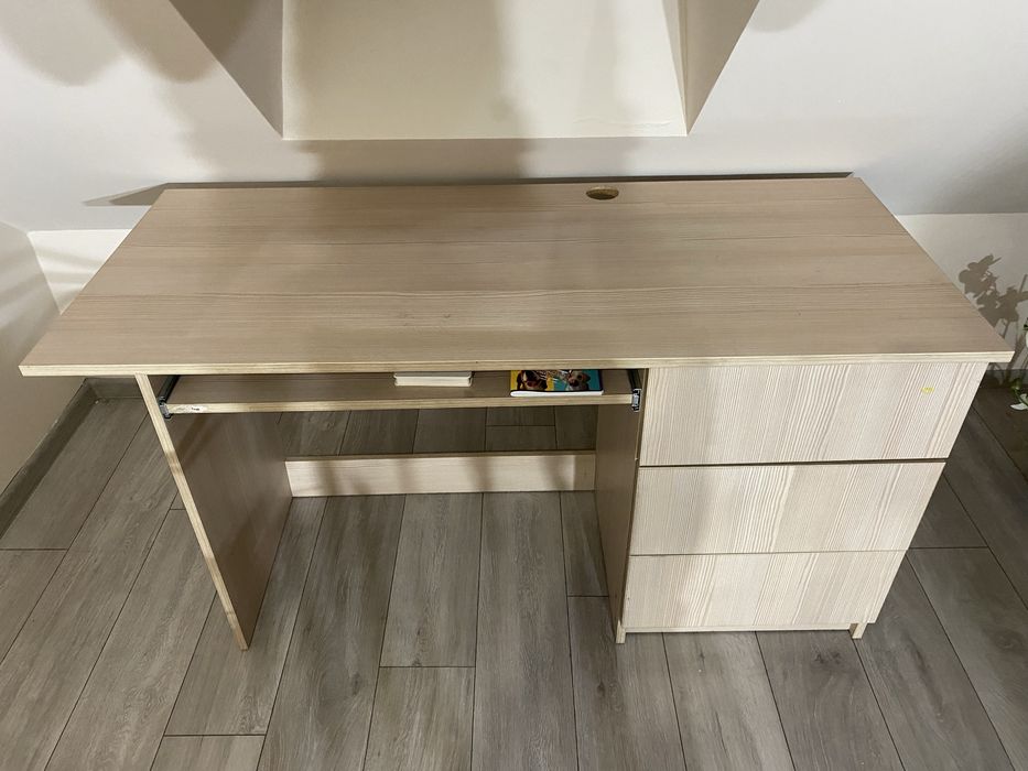 Sprzedam   Biurko z szufladami