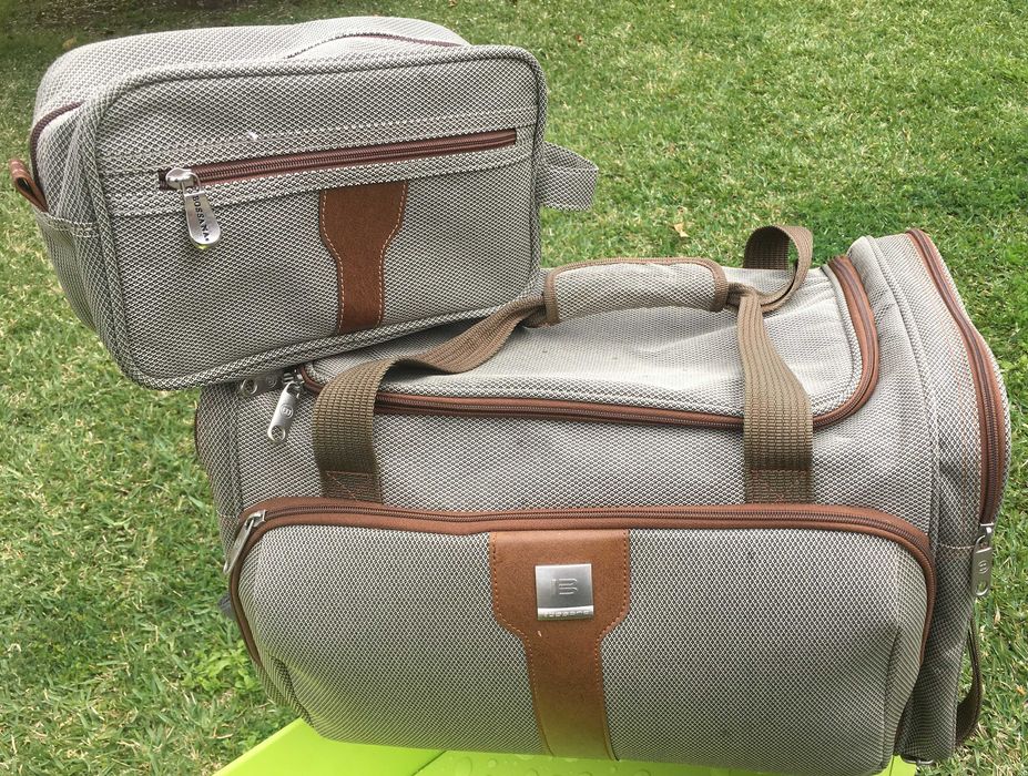 Conjunto Saco de Viagem e Necessaire
