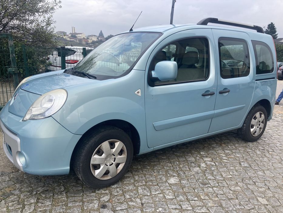 Renault Kangoo com rampa eletrica para dificientes