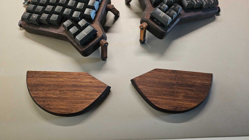 Ergonomiczna klawiatura mechaniczna ErgoDash firmy FalbaTech