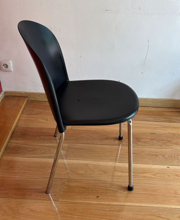 Conjunto mesa + 2 cadeiras.