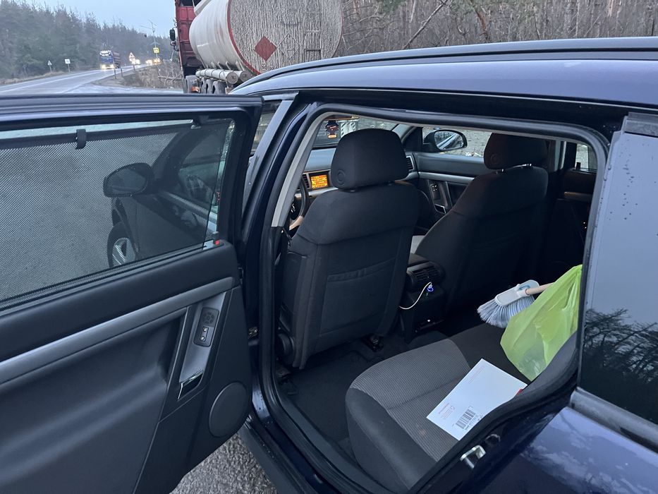 Продаєця ОПЕЛЬ Вектра