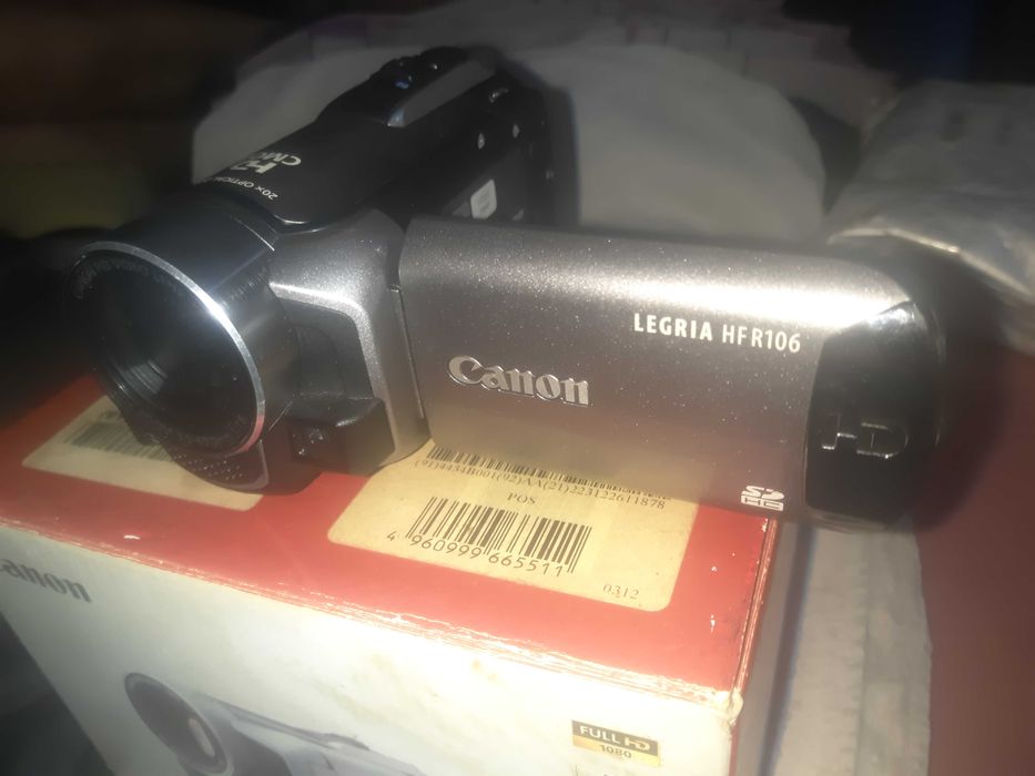 продам видеокамеру"canon"legria HF R106 полная комплектация с кофром