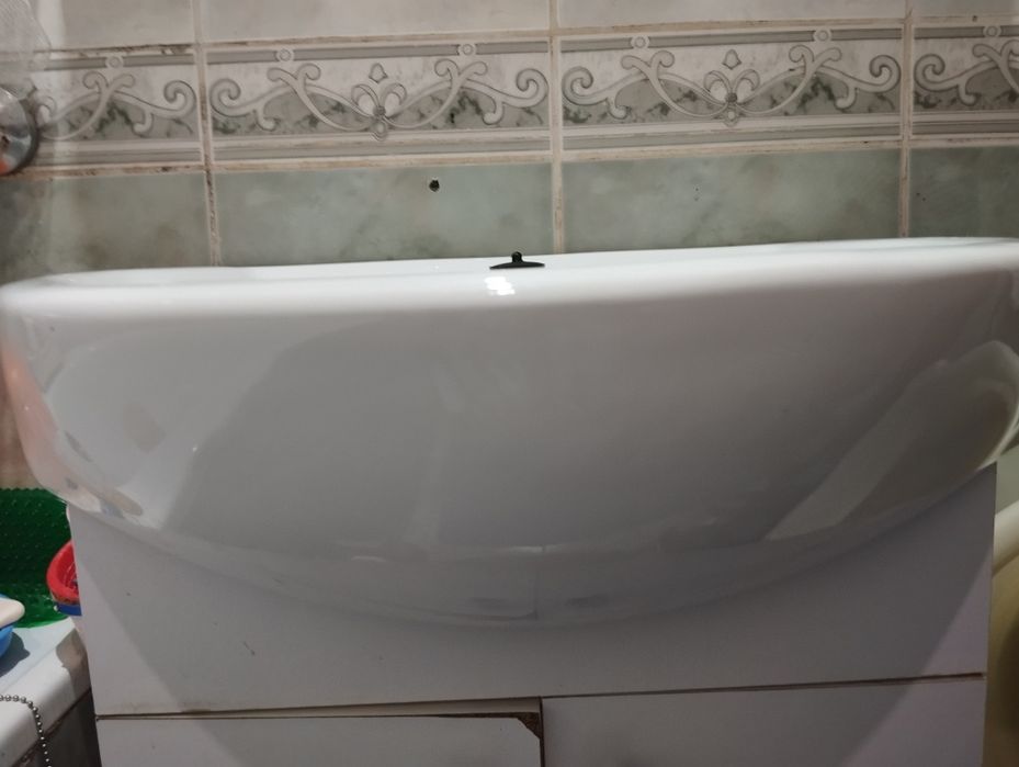 Умивальник з тумбочкою.