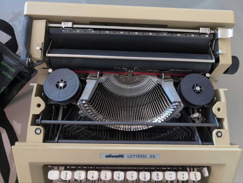 Maquina de escrever Vintage Olivetti Letera 25