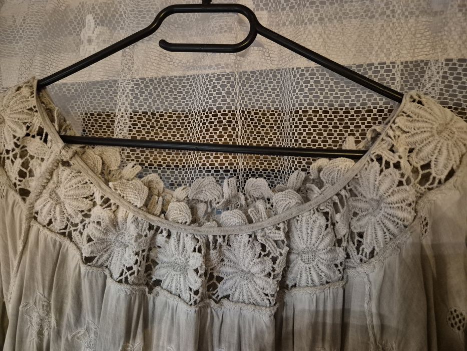 Sukienka zdobiona w kwiaty r46