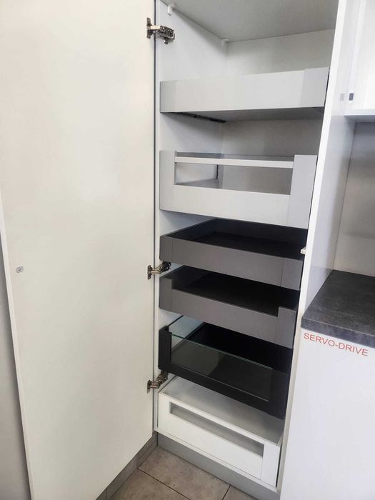 Nowe meble kuchenne - ekspozycja Blum - długość 5,2 m