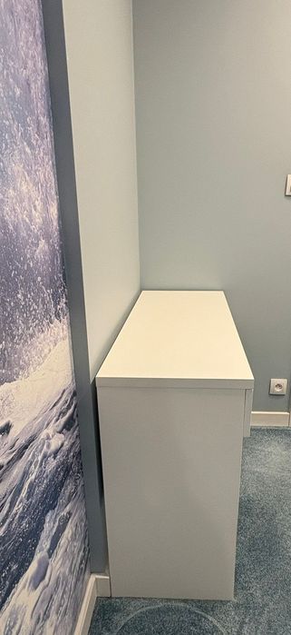 Biała toaletka z taboretem