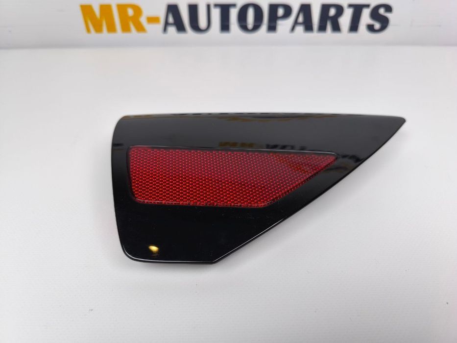 Відбивач заднього правого ліхтаря Tesla Model 3/Y катафот крила