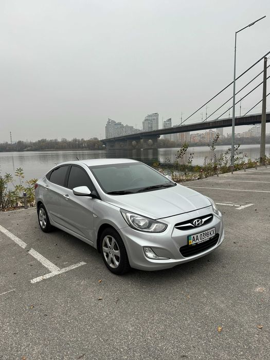 Продаж автомобіля Hyundai Accent RB 2011 від першого та єдиного власника з моменту виробництва. Авто куплено у офіційного дилера в Києві. Рік випуску - 2011, листопад. Відмінний технічний та візуальний стан, всі ТО пройдені строго у встановлені терміни (до 150т. - на офіційному сервісі, наступні - на клубному СТО), останнє ТО 180 зроблено - 4.11.2025. Є сервісна історія, експлуатаційних нарікань та технічних зауважень немає. Авто повністю готове до використання, в салоні не палили, ремонту та вкладень не потребує.

Дбайливе індивідуальне використання по місту, у таксі та автошколах не працював. 

Комфортний, економічний, зручний та маневрений автомобіль - ідеальне рішення для пересування містом. 

Основні характеристики:
- Двигун: 1.4 л, бензин
- Коробка: автомат
- Пробіг: 180 000 км
- Привід: передній
- Колір: сріблястий металік
Сигналізація, зимова і літня гума, гумові та ворсові коврики, 2 ключа, сервісна книжка.

Авто у Києві, перегляд за домовленістю, переоформлення без нюансів. 

Перекупів та автобізнесменів прохання не турбувати.