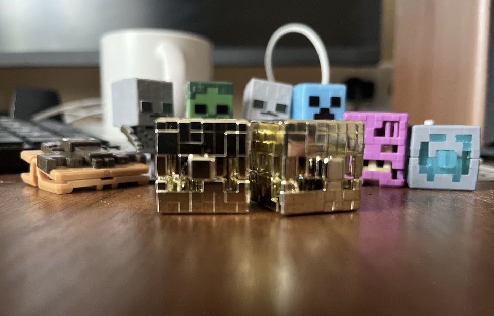 Обміняю золотий блок на інші фігурки кіндер джой майнкрафт