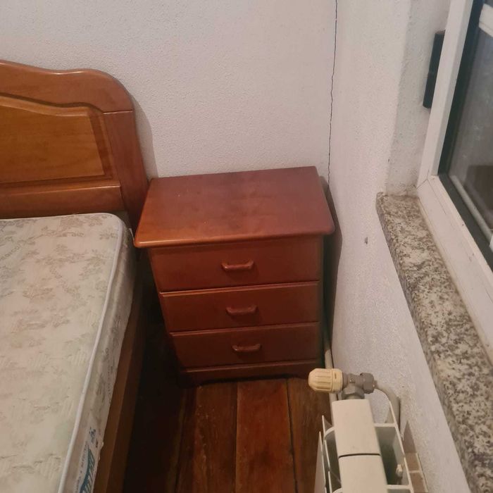 Cama, mesa de cabeceira e guarda fatos seminovos.