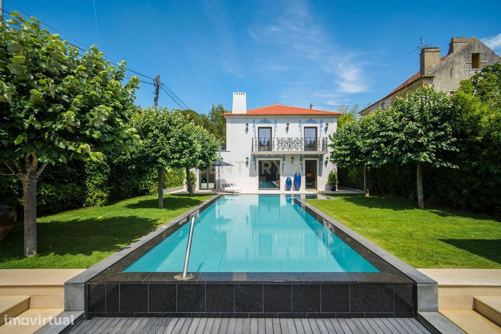 Moradia isolada T3+1 com jardim, piscina e guest house no centro de Ca