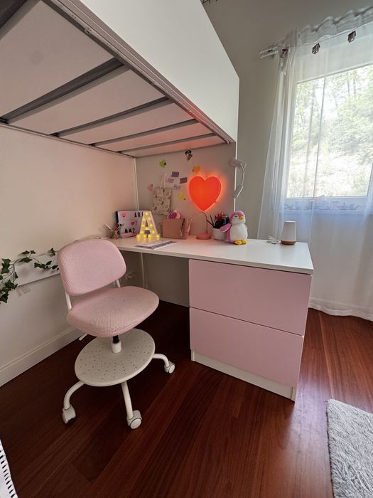 Cama Alta IKEA SMÅSTAD com Secretária, Roupeiro e Arrumação – Branco/Rosa