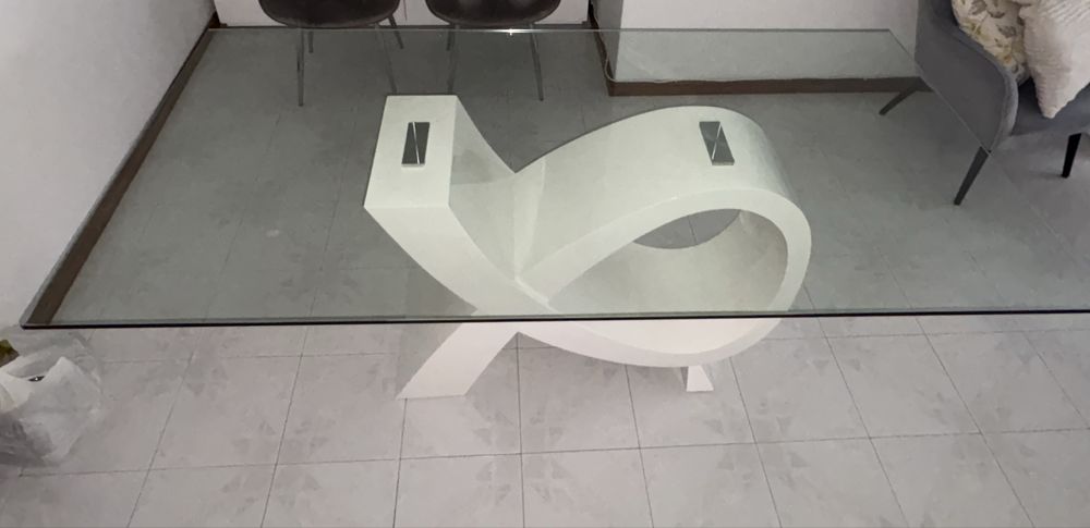 Mesa de Jantar Moderna em Vidro e Base de Design