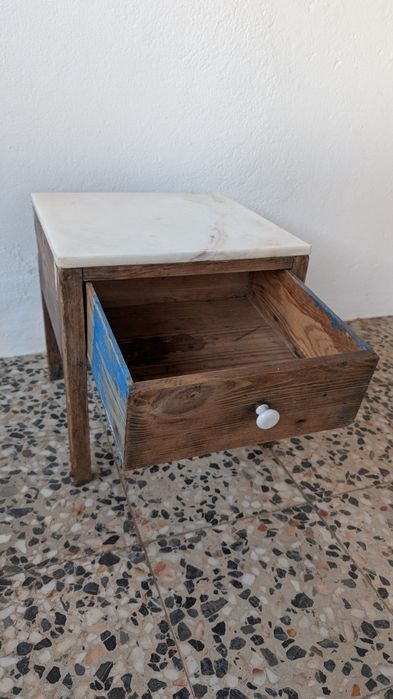 Mesa de cabeceira antiga com tampo em mármore
