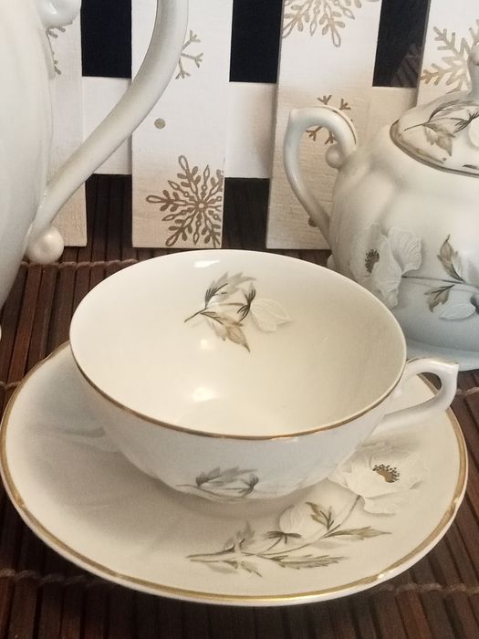Bule, açucareiro , leiteira e chávena de porcelana de Viana