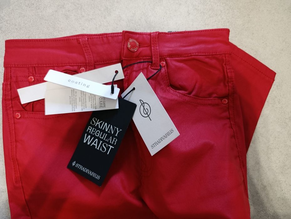 Czerwone spodnie skinny z powłoką marki Stradivarius rozm. 36