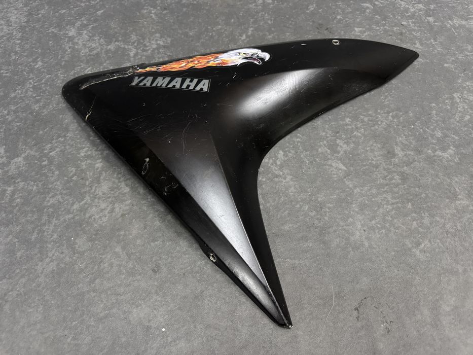 Bumerang prawy Yamaha YZF R125 bok boczek owiewka plastik osłona prawa plastik