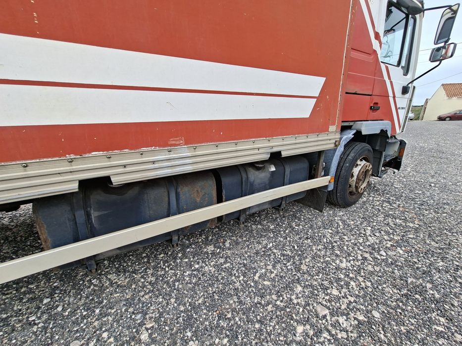 Camiao MAN M2000 caixa fechada box