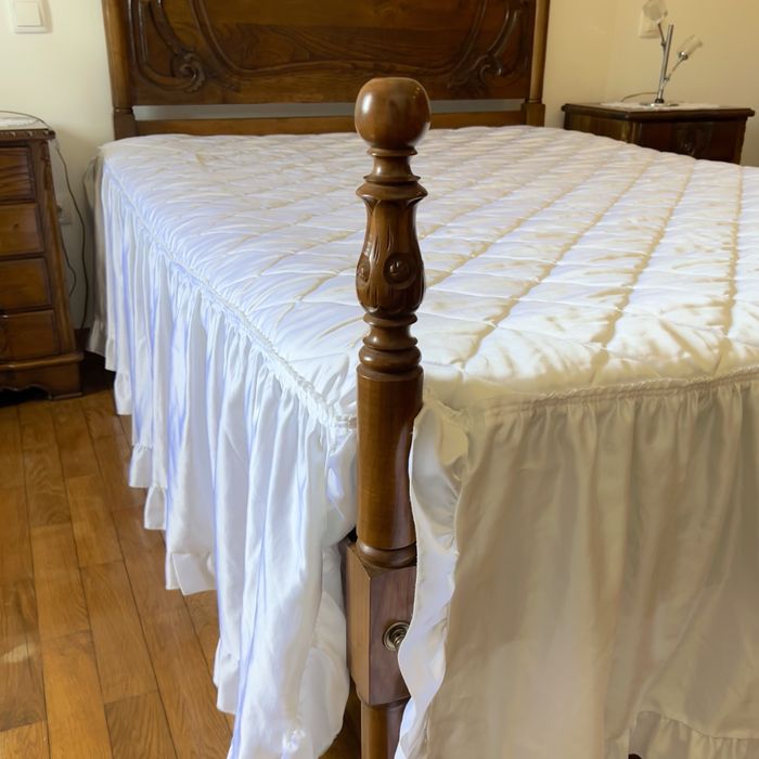 Cama de Casal em Madeira Entalhada / Rústica + 2 Mesas de Cabeceira