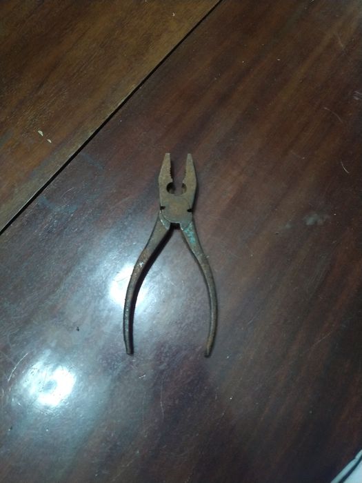 Alicate.            .