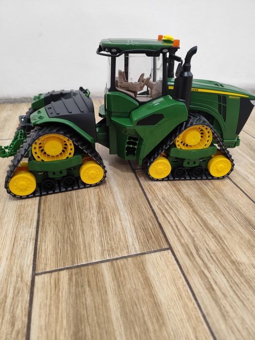 John Deere na gąsienicach Bruder