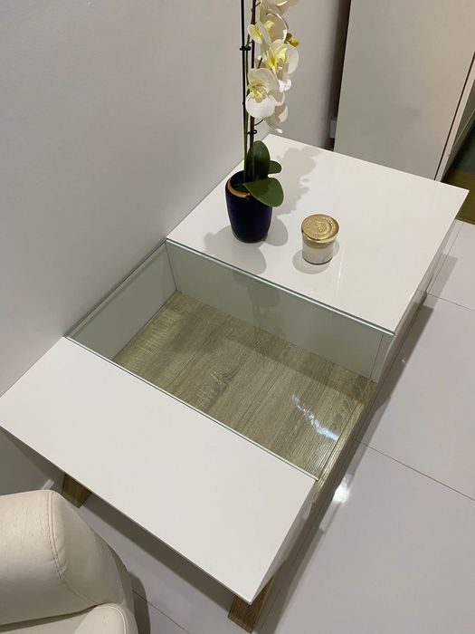 Mesa de sala branca com arrumacao