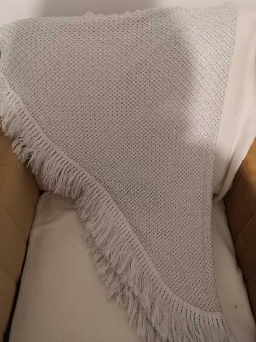 chusta biała ze srebrną nitką i frędzlami