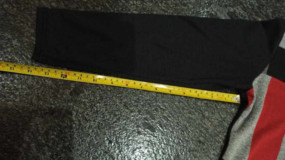 Sweter czarno - czerwony rozmiar M/L