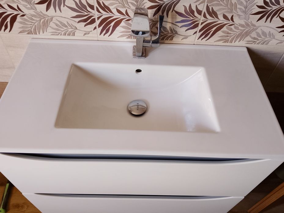 Szafka z umywalką i bateria 80 cm