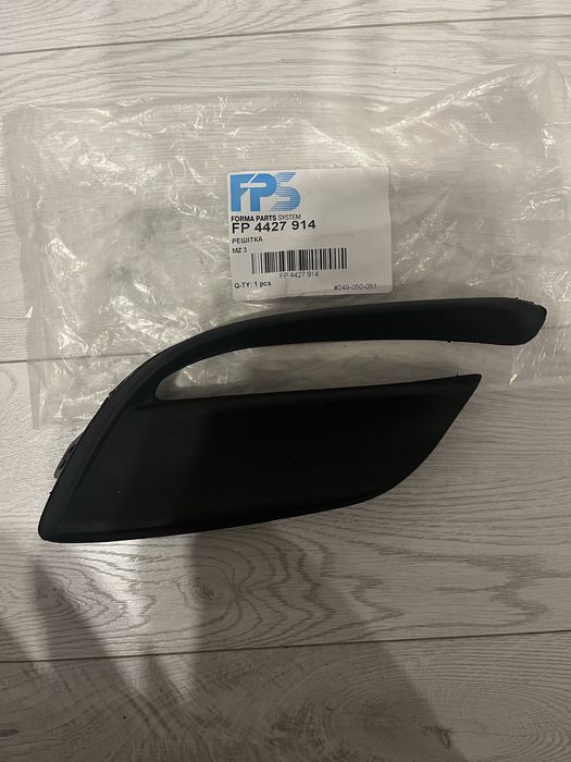 Решітка переднього бампера Mazda 3 під протитуманну фару