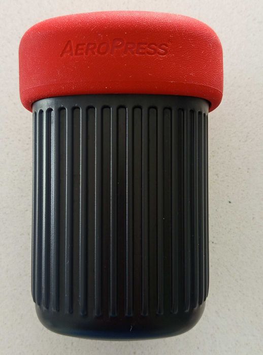 Cafeteira AeroPress Go com caixa de filtros como nova