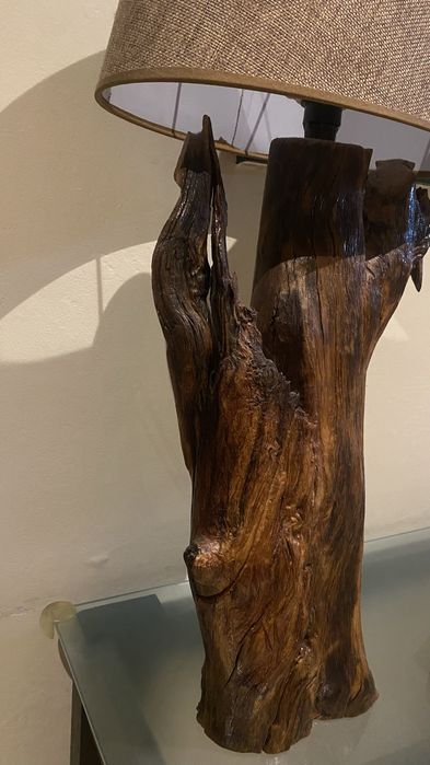 Candeeiro de madeira feito à mão