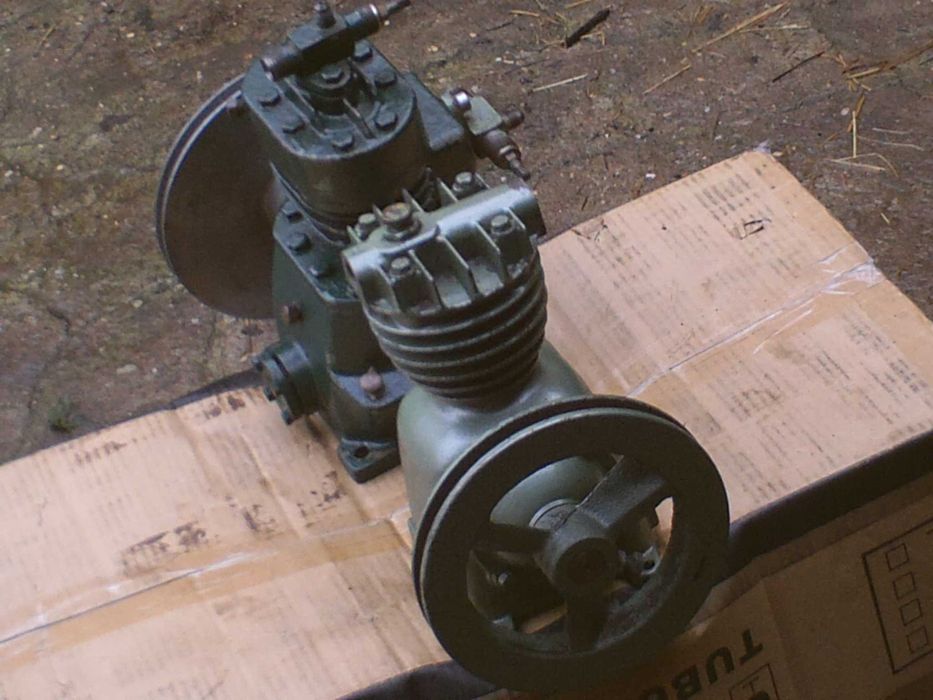 two complete compressor heads64740098577667123