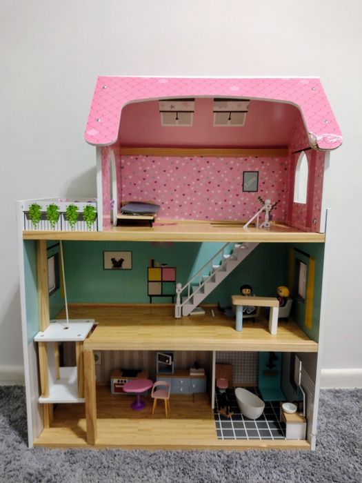 Drewniany domek dla lalek
