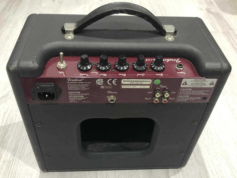 Gitara elektryczna ze wzmacniaczem i dodatkami