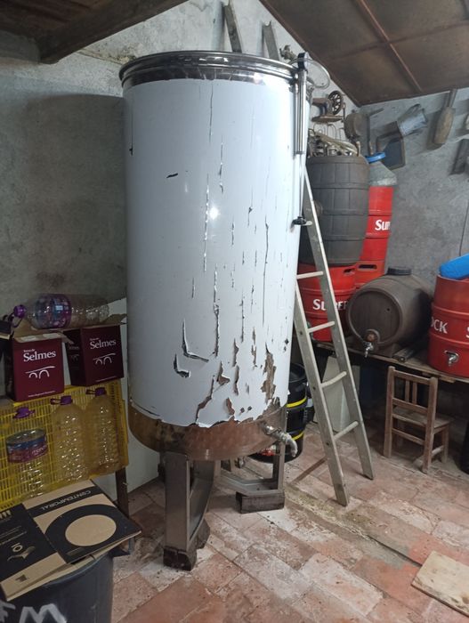 Depósito de vinho sempre cheio -600Lt