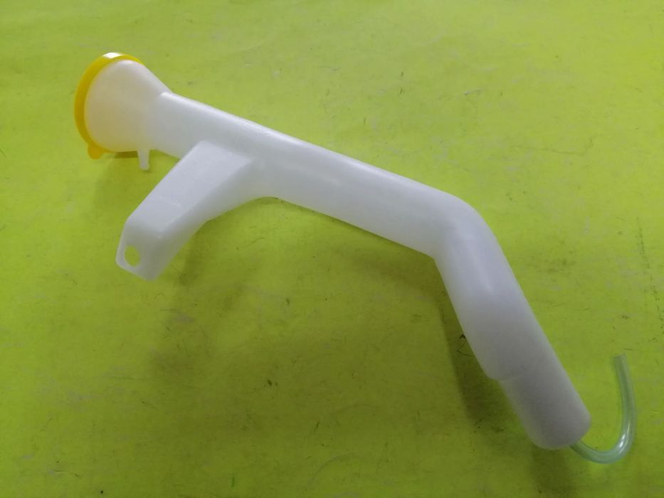Tubo do depósito da água do limpa vidros da Nissan Pickup D22 NOVO
