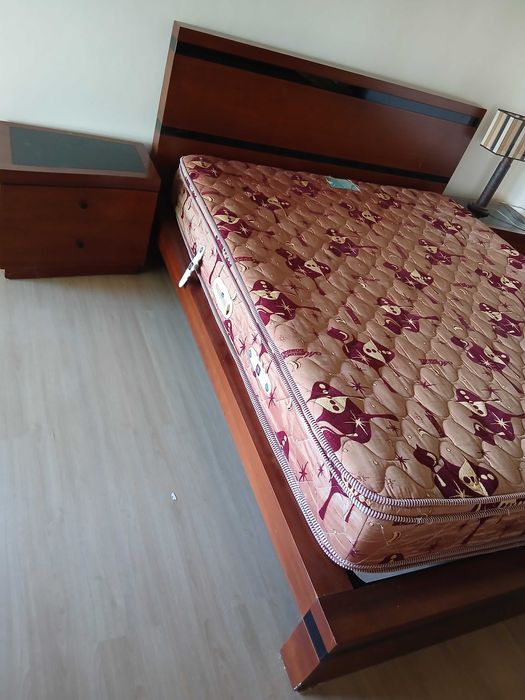 Mobília de quarto (cama + mesas cabeceira + cómoda + espelho) madeira maciça design italiano