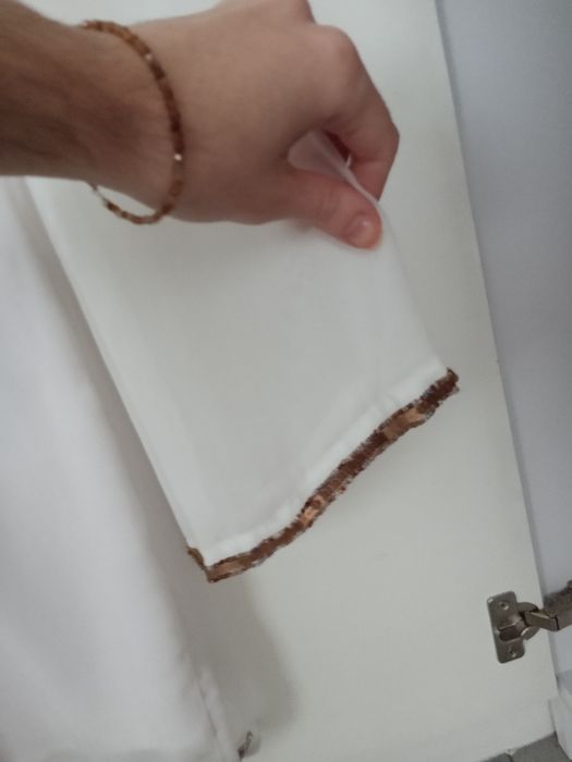 Biała tunika ze złotymi cekinami